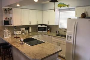 Kuchyň nebo kuchyňský kout v ubytování LICENSED MGR - 2/2 VILLA - OCEANFRONT BEACH RESORT - SALTWATER LAGOON & MARINA!