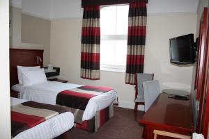 En eller flere senger på et rom på Kensington Hotel