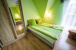 Ένα ή περισσότερα κρεβάτια σε δωμάτιο στο Noclegi u Ilony Czarna Góra