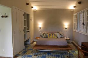 Un pat sau paturi într-o cameră la Auberge Suisse Pousada
