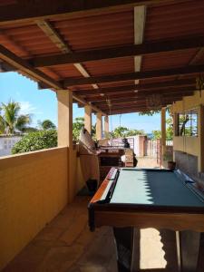 una mesa de billar bajo un toldo en un patio en Bananoz Surfhouse, en Transito