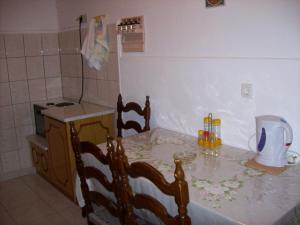 Kuchyň nebo kuchyňský kout v ubytování THEOS Apartments