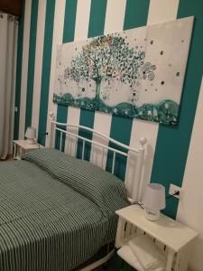 ein Schlafzimmer mit einer grün und weiß gestreiften Wand in der Unterkunft APP. TURISTICO ARCO NORMANNO in Mazara del Vallo
