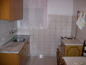 Kuchyň nebo kuchyňský kout v ubytování THEOS Apartments