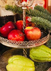 a bowl of apples and other fruits on a plate at La Trigola in Santo Stefano di Magra