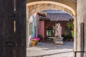 un vicolo con arco in un edificio fiorito di Monnàber Vell a Campanet