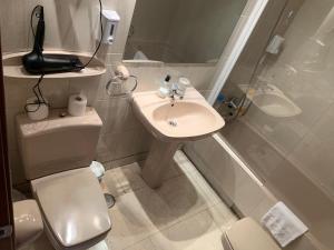 A bathroom at Apartamentos Torr en Madrid - Chamartín Még 37 kép