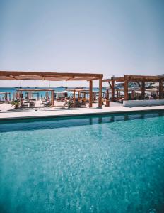 A piscina localizada em Branco Mykonos ou nos arredores