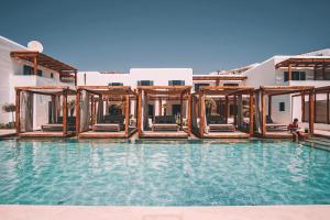 A piscina localizada em Branco Mykonos ou nos arredores