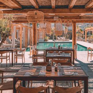 A piscina localizada em Branco Mykonos ou nos arredores