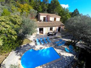 einen Luftblick auf eine Villa mit einem Pool und einem Haus in der Unterkunft Maison Callas - Villa Margerette in Callas