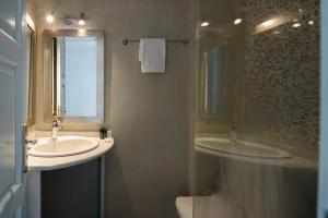 A bathroom at Alesahne Beach Hotel