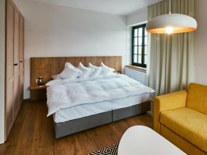 Postel nebo postele na pokoji v ubytování Hotel a Hostinec Slunce + 37 fotografií