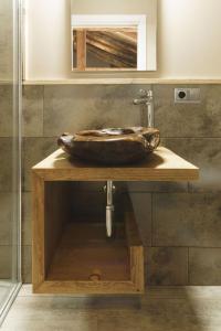 y baño con lavabo de madera sobre una mesa de madera. en Vilamaroto, en Meranges