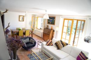 ein Wohnzimmer mit einem weißen Sofa und einem Tisch in der Unterkunft Maison Callas - Villa Margerette in Callas