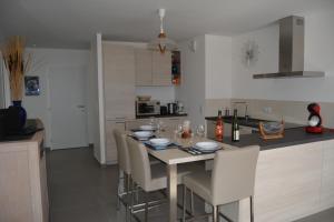 Kuchyň nebo kuchyňský kout v ubytování Le Tableau du Lac 507 - 2 bedrooms apartment with lake view terrace + 25 fotografií