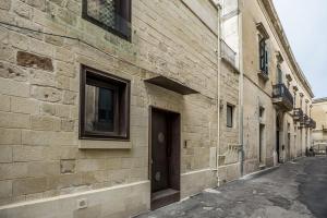 レッチェにあるCasa Vacanze in Centro "Relais Santa Croce"のレンガ造りの建物