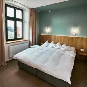 Posteľ alebo postele v izbe v ubytovaní Hotel a Hostinec Slunce
