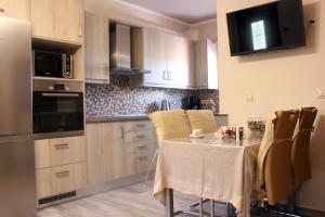 Kuchyň nebo kuchyňský kout v ubytování THEOS Apartments