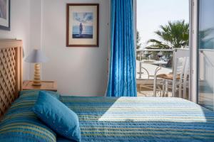 A bed or beds in a room at Alesahne Beach Hotel