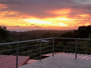 d'un balcon offrant une vue sur le coucher du soleil. dans l'établissement Villas Lambeau 3 Ocean View - 2BR 3 BA, à Uvita