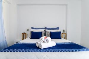 a bedroom with two towels on a bed at Casa Di Roma in Parikia