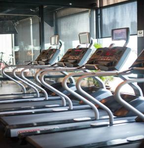 una fila de máquinas de ejercicio en un gimnasio en Intercontinental Miramar Panama, an IHG Hotel, en Panamá