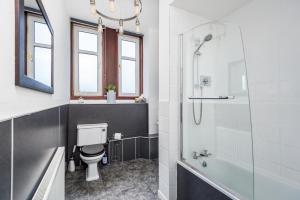 Bilik mandi di Claymore Apartment Broughty Ferry +47 gambar