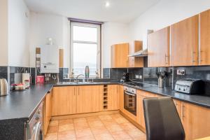 Dapur atau dapur kecil di Claymore Apartment Broughty Ferry
