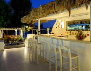 A restaurant or other place to eat at Alesahne Beach Hotel
