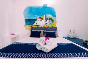 a bedroom with a bed with towels on it at Casa Di Roma in Parikia