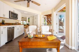 una cocina con una mesa con un bol de fruta. en Home by Beach 4 - Gulf Breeze, en Naples