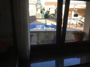 Výhled na bazén z ubytování Apartamento vacacional Poio-Rias Baixas nebo okolí