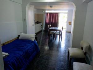 een slaapkamer met een bed en een tafel en stoelen bij Departamento Colón 2 in San Rafael