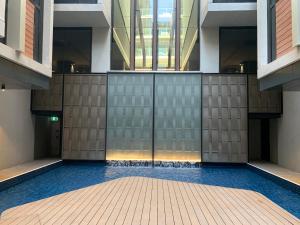 坎培拉的住宿－Midnight Luxe 1 BR Executive Apartment L1 in the heart of Braddon Pool Sauna Secure Parking Wine WiFi，中间有喷泉的空楼