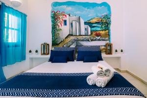 a bedroom with a bed with towels on it at Casa Di Roma in Parikia