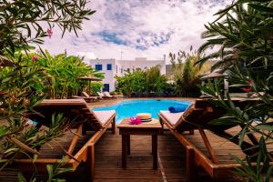 a pool with chairs and a table in a resort at Casa Di Roma in Parikia