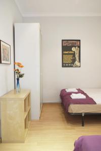 Tempat tidur dalam kamar di Lovely Apartment at Park Güell