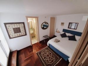 um pequeno quarto com uma cama e uma casa de banho em Casa Vacanze Pizzofalcone 41b em Nápoles