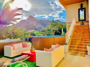 eine Terrasse mit Blick auf die Berge in der Unterkunft TAURO GOLF & BEACH VILLA in Mogán