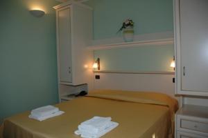 Ένα ή περισσότερα κρεβάτια σε δωμάτιο στο Albergo Montenerone