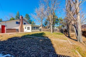 コロラドスプリングスにあるPet Friendly Sleeps 12 near Garden of the Gods AFの赤い扉と木の白い家