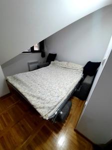 ein kleines Schlafzimmer mit einem Bett in einem Zimmer in der Unterkunft Apartman zlatibor in Zlatibor