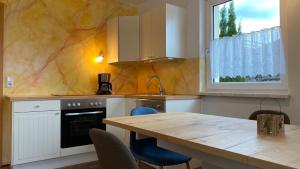 kuchnia ze stołem, umywalką i oknem w obiekcie Naturerlebnis am Glungezer-Haus-8 Pax w mieście Tulfes