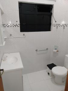 A bathroom at Apartamentos Praia do Sonho