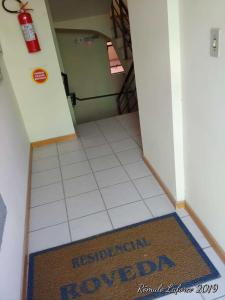 un pasillo con una alfombra de bienvenida en el suelo de una casa en APTO 50M PRAIA NA AVENIDA - 6 PESSOAS, CHURRASQUEIRA, WIFI, SACADA, GARAGEM PARA VEICULOS PEQUENOS! - Residencial Roveda, en Bombinhas