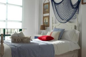 um quarto com uma cama com um sinal de casa em Casa Rialto em Olivenza