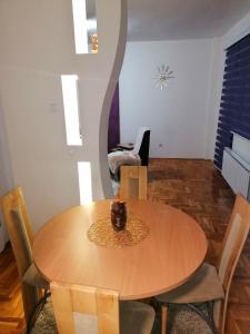 Apartman Aleksandar tesisinde bir oturma alanı