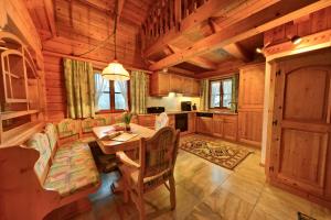 una cocina con mesa y sillas en una cabaña en Glocknerhaus, en Berg im Drautal