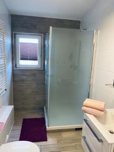 uma casa de banho com um chuveiro, um WC e um lavatório. em Ferienwohnung mit Balkon in Calden em Calden